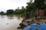 Trong sáng 30/10, sạt lở tiếp tục ăn sâu vào sát nhà ông Cao Nam Tình, thôn Phương Trứ, xã Cẩm Duệ. (Ảnh: Hoàng Ngà/TTXVN)