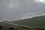 Hàng rào ngăn cách khu vực Cao nguyên Golan do Israel chiếm đóng, gần thị trấn Majdal Shams, với Syria, ngày 25/3/2019. (Ảnh: AFP/TTXVN)