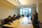 Đoàn công tác làm việc tại trụ sở Thanh tra Quốc hội tỉnh Bang British Columbia. (Ảnh: Quang Thịnh/TTXVN)