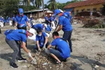 Đoàn viên thanh niên tham gia dọn rác. (Ảnh minh họa. Đinh Hương/TTXVN)