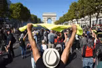 Người biểu tình của phong trào ''áo vàng'' tập trung tại đại lộ Champs Elysees tại thủ đô Paris ngày 21/9. (Ảnh: AFP/TTXVN)