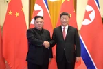 Chủ tịch Trung Quốc Tập Cận Bình (phải) trong cuộc gặp nhà lãnh đạo Triều Tiên Kim Jong-un tại Bắc Kinh ngày 8/1/2019. (Nguồn: THX/TTXVN