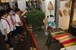 Học sinh tham quan không gian trưng bày ''Tết Đoan Ngọ xưa và nay.'' (Ảnh: Thanh Tùng/TTXVN)