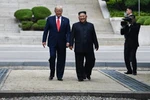Tổng thống Mỹ Donald Trump (trái) và nhà lãnh đạo Triều Tiên Kim Jong-un (giữa) trong cuộc gặp tại Khu phi quân sự (DMZ) ở biên giới liên Triều chiều 30/6/2019. (Ảnh: AFP/TTXVN)
