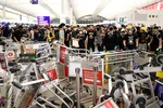Người biểu tình phong tỏa lối vào sân bay quốc tế Hong Kong tối 13/8. (Ảnh: AFP/TTXVN)