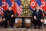 Tổng thống Mỹ Donald Trump (phải) và Chủ tịch Triều Tiên Kim Jong-un trong cuộc gặp tại ngày làm việc thứ hai của Hội nghị thượng đỉnh Mỹ-Triều lần hai ở Hà Nội, ngày 28/2/2019. (Ảnh: AFP/TTXVN) 