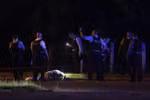 Cảnh sát điều tra tại hiện trường vụ nổ súng gần West Lake, Chicago (Mỹ). (Ảnh: AFP/TTXVN)