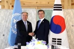Tổng thống Hàn Quốc Moon Jae-in (phải) và Tổng thư ký Liên hợp quốc Antonio Guterres tại cuộc gặp ở Gangneung ngày 9/2. (Nguồn: YONHAP/TTXVN)