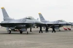Máy bay chiến đấu F-16 của Mỹ tại căn cứ không quân ở Miyazaki , Nhật Bản chuẩn bị cho một cuộc tập trận chung Mỹ-Nhật Bản. (Ảnh: Kyodo/TTXVN)
