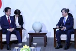 Tổng thống Hàn Quốc Moon Jae-in (phải) và Thủ tướng Nhật Bản Shinzo Abe tại cuộc gặp ở PyeongChang ngày 9/2. (Nguồn: YONHAP/TTXVN)