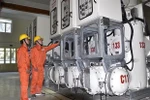 Công nhân Công ty Lưới điện cao thế Hà Nội kiểm tra thiết bị GIS tại trạm 110kV công viên Thống Nhất. (Ảnh: TTXVN phát)
