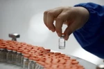 Kiểm tra chất lượng trong cơ sở đóng gói của nhà sản xuất vắcxin Trung Quốc. (Nguồn: Reuters)