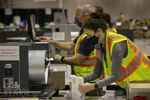 Nhân viên bầu cử kiểm phiếu bầu Tổng thống Mỹ tại Philadelphia, bang Pennsylvania ngày 4/11 vừa qua. (Ảnh: Inquirer/TTXVN)