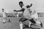 Tiền đạo Brazil Pele đi bóng trong trận giao hữu ở Malmoe (Thụy Điển) ngày 8/5/1960. Pele ghi hai bàn, góp phần vào chiến thắng 7-1 cho tuyển quốc gia. (AFP/TTXVN)