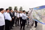 Bí thư Thành ủy Hà Nội Đinh Tiến Dũng kiểm tra thực địa tại tỉnh Bắc Ninh. (Ảnh: Nguyễn Văn Cảnh/TTXVN)