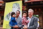 Gia đình đại sứ Mỹ tham gia lễ Vu Lan với mong muốn các con mình có thể cảm nhận được một nét văn hoá truyền thống của người Việt Nam. (Ảnh: Minh Sơn/Vietnam+)