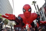 Hình nộm khổng lồ Spider-Man được trưng bày ở Hollywood, Mỹ. (Ảnh: AFP/TTXVN)