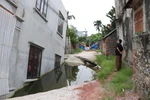 Một căn nhà bị sụt, lún ở thôn Hòa Lạc, xã An Tiến, huyện Mỹ Đức. (Ảnh: Mạnh Khánh/TTXVN)