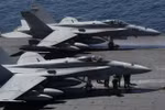 Máy bay chiến đấu của hải quân Mỹ chuẩn bị cất cánh từ tàu sân bay USS Kitty Hawk ở phía Bắc vùng Vịnh tháng 4/2003. (Ảnh: AFP/TTXVN)