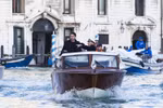 Thủ tướng Italy Giuseppe Conte (trái) thị sát các khu vực bị ảnh hưởng nghiêm trọng bởi đợt thủy triều dâng cao nhất trong 50 năm qua ở Venice, ngày 14/11. (Ảnh: AFP/TTXVN)