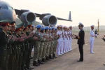 Chuẩn Đô đốc Nguyễn Trọng Bình, Phó Tổng Tham mưu trưởng Quân đội Nhân dân Việt Nam động viên cán bộ, nhân viên Bệnh viện dã chiến cấp 2 số 2 trước khi sang Phái bộ Nam Sudan thực hiện nhiệm vụ. (Ảnh: Dương Giang/TTXVN)