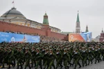 Binh sỹ Nga tham gia lễ duyệt binh kỷ niệm Ngày Chiến thắng trên Quảng trường Đỏ ở Moskva của Nga, ngày 9/5 vừa qua. (Ảnh: AFP/TTXVN)