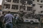 Lực lượng an ninh điều tra tại hiện trường một vụ đánh bom ở Syria. (Ảnh: AFP/TTXVN)
