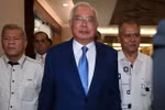 Cựu Thủ tướng Malaysia Najib Razak (giữa) tới phiên tòa ở Kuala Lumpur ngày 28/8 vừa qua. (Ảnh: AFP/TTXVN)