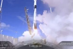 Tên lửa Falcon 9 mang theo 60 vệ tinh nhỏ rời bệ phóng ở căn cứ không quân Mũi Canaveral, bang Florida, Mỹ ngày 11/11 vừa qua. (Ảnh: AFP/TTXVN)
