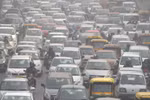 Các phương tiện di chuyển trên đường phố tại New Delhi của Ấn Độ. (Ảnh: AFP/TTXVN)