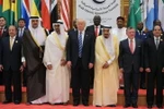 Tổng thống Mỹ Donald Trump (giữa), Quốc vương Saudi Arabia Salman Bin Abdul Aziz (thứ 3, phải), Quốc vương Jordan Abdullah II (thứ 2, phải) và Tổng thống Ai Cập Abdel Fattah al-Sisi (phải) chụp ảnh chung tại hội nghị ở Riyadh ngày 21/5. (Nguồn: AFP/TTXVN)