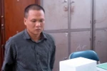 Đối tượng Trần Văn Việt và tang vật. (Ảnh: Mạnh Tú/TTXVN)