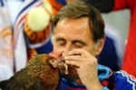 Ông Clement Tomaszewski và chú gà trống cưng Balthazar. (Nguồn: eurosport.fr)