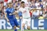 Cầu thủ Iceland Alfred Finnbogason (trái) tranh bóng quyết liệt với Richard Guzmics của Hungary. (Nguồn: EPA/TTXVN)
