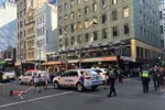 Cảnh sát điều tra tại hiện trường vụ lao xe vào người đi bộ ở Melbourne. (Ảnh: ABC News/TTXVN)
