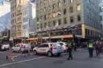 Cảnh sát điều tra tại hiện trường vụ lao xe vào người đi bộ ở Melbourne. (Ảnh: ABC News/TTXVN)