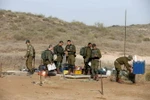 Quân đội Israel triển khai tại khu vực biên giới với Dải Gaza. (Ảnh: AFP/TTXVN)
