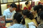 Giao dịch vàng tại Bảo Tín Minh Châu. (Ảnh: PV/Vietnam+)