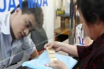 Giao dịch vàng tại doanh nghiệp. (Ảnh: TTXVN)