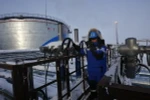 Khu vực khai thác ở mỏ dầu Novoprtovskoye thuộc tập đoàn khai thác dầu khí Gazprom của Nga. (Nguồn: AFP/TTXVN)