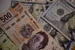 Đồng đôla Mỹ và đồng peso của Mexico. (Nguồn: AFP/TTXVN)