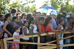 Những người dân Cuba đầu tiên được phép viếng và tưởng nhớ vị Tổng tư lệnh kính yêu của mình tại nghĩa trang Santa Ifigenia, Santiago de Cuba. (Ảnh: Vũ Lê Hà/TTXVN) 