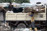 Phát hiện đổ trộm bùn thải ngay trên đường phố Hà Nội