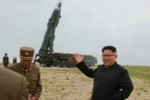  Nhà lãnh đạo Triều Tiên Kim Jong-un thị sát một vụ phóng thử tên lửa tầm trung Musudan tại thành phố Wonsan ở bờ biển phía đông Triều Tiên. (Nguồn: Yonhap/TTXVN)
