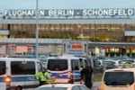 Cảnh sát Đức kiểm tra các phương tiện tới sân bay Schoenefeld, ngoại ô Berlin ngày 8/10. (Nguồn: EPA/TTXVN) 