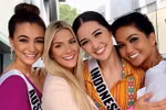 Đại diện nước Mỹ Sarah Rose Summers (thứ 2 từ bên trái) chụp ảnh nhóm cùng đại diện Việt Nam H'Hen Niê (ngoài cùng bên phải). (Nguồn: Instagram)