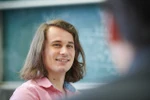 Peter Scholze: Bộ óc thiên tài ẩn sau về ngoài thư sinh. (Nguồn: Bonn University)