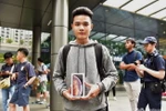 Lê Văn Thắng-Công dân người Việt Nam đầu tiên mua được chiếc iPhone mới. (Nguồn: ChannelNewsAsia)