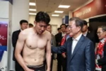 Son Heung-min (trái) được Tổng thống Hàn Quốc Moon Jae-in an ủi sau khi bị loại khỏi vòng bảng World Cup 2018. (Nguồn: SportBible