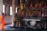Vụ cháy ngôi chùa cổ Tràsathkong 700 năm tuổi tại Mỹ Xuyên, Sóc Trăng ngày 13/8/2012. (Nguồn: VOV)